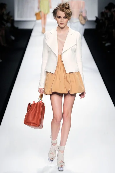 Look 15